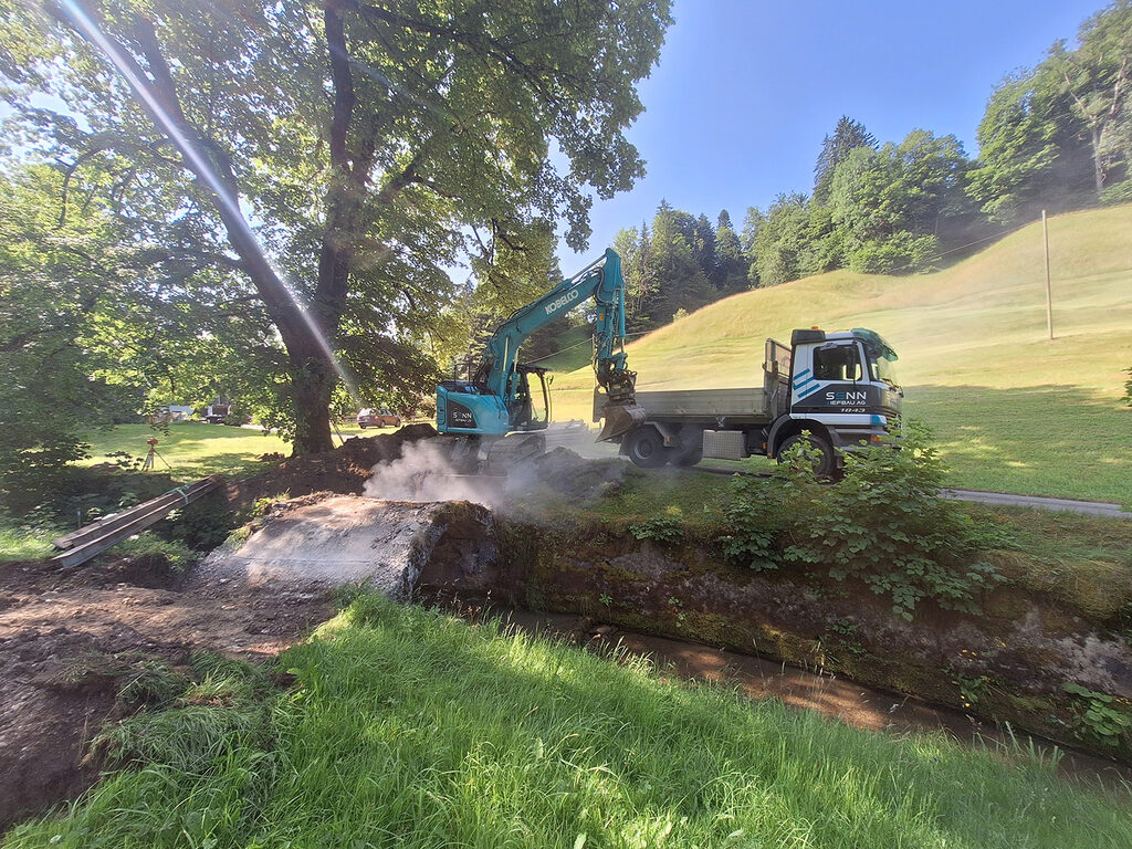 Bagger bei Tiefbauarbeiten auf einer Baustelle