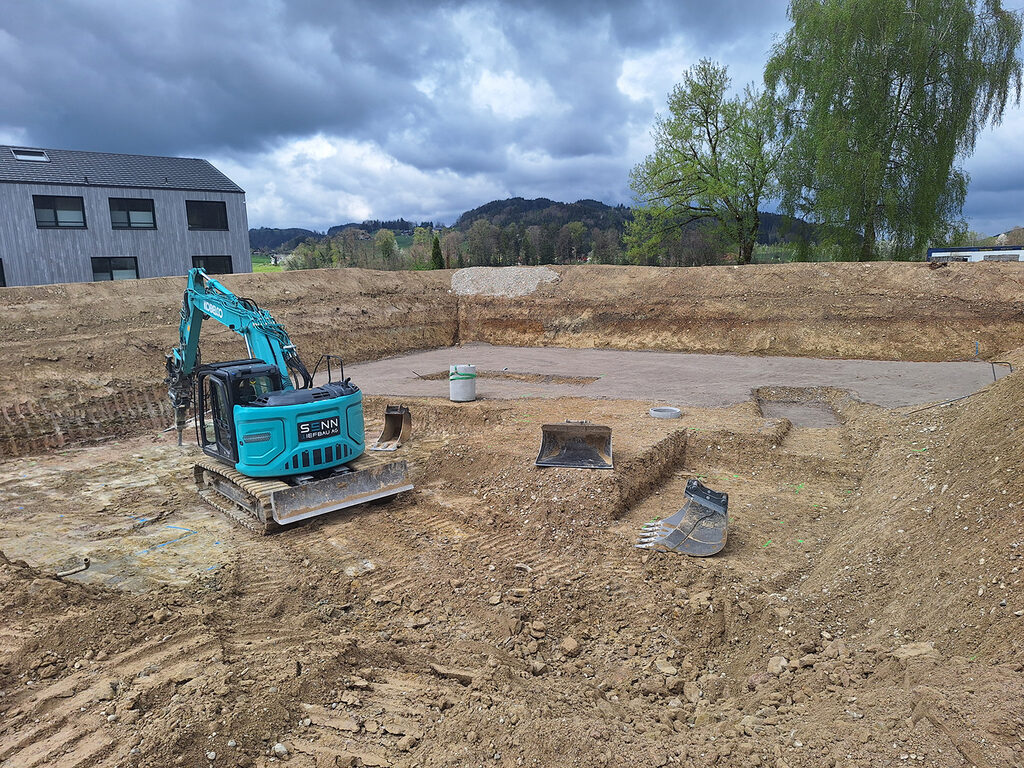Bagger bei Tiefbauarbeiten auf einer Baustelle